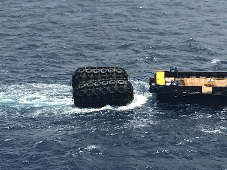 Defensas Yokohama remolcadas hacia un buque en el Caribe